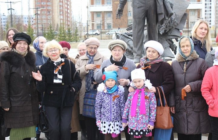 В сквере им. М. Карима состоялась акция "Георгиевская ленточка"