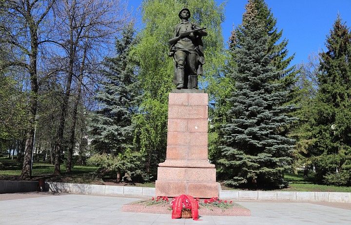 Состоялась церемония возложения цветов к памятнику Герою Советского Союза Александру Матросову