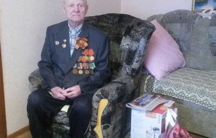 Сотрудники Комплексного центра Калининского района поздравляют ветеранов на дому