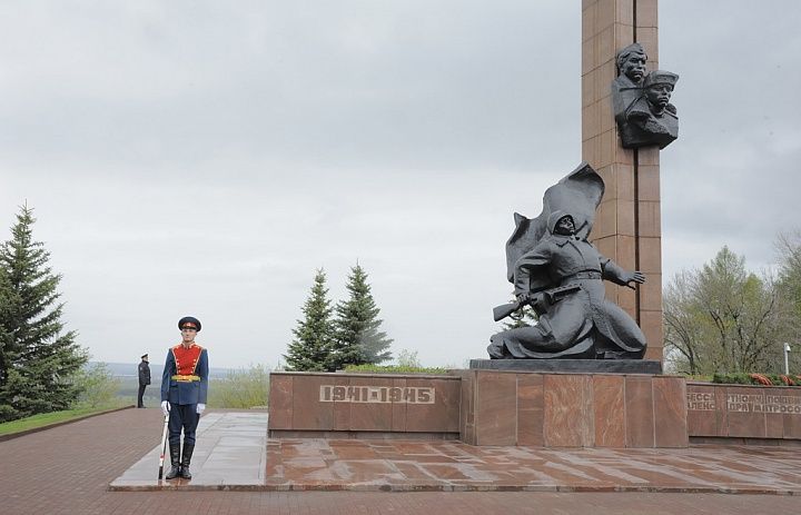 В уфимском парке Победы состоялась торжественная церемония возложения цветов