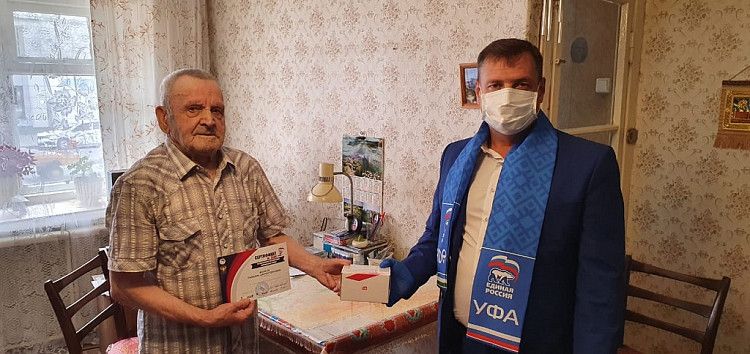 В Ленинском районе г. Уфы ветеранам вручили мобильные телефоны