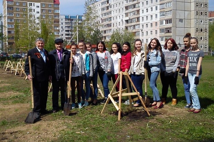 Школьники Октябрьского района провели акцию «70 саженцев – к 70-летию Великой Победы!»