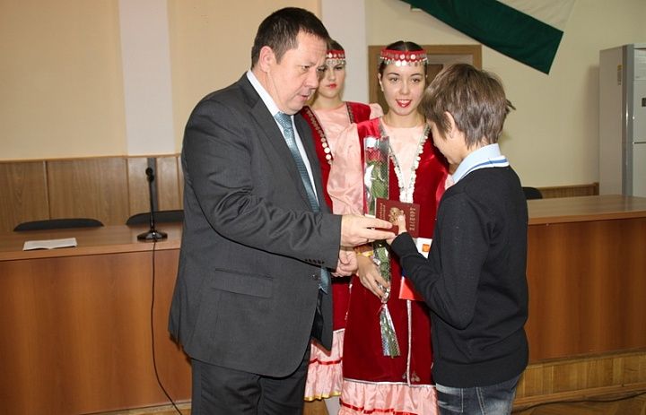 Школьникам Октябрьского района торжественно вручат паспорта