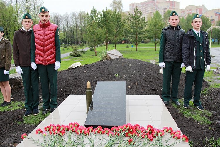 В парке «Первомайский» прошел торжественный митинг у камня памяти павшим воинам