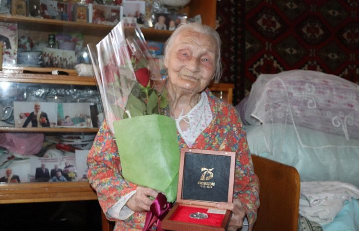 Ветеранам Демского района вручили памятные подарки