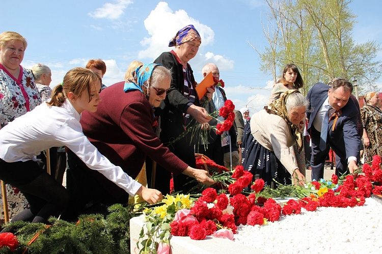 Фоторепортаж с открытия памятной стелы в Калининском районе Уфы  