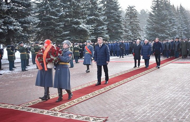 Глава Администрации Ленинского района г. Уфы Олег Котов принял участие в церемонии возложения цветов к Вечному огню