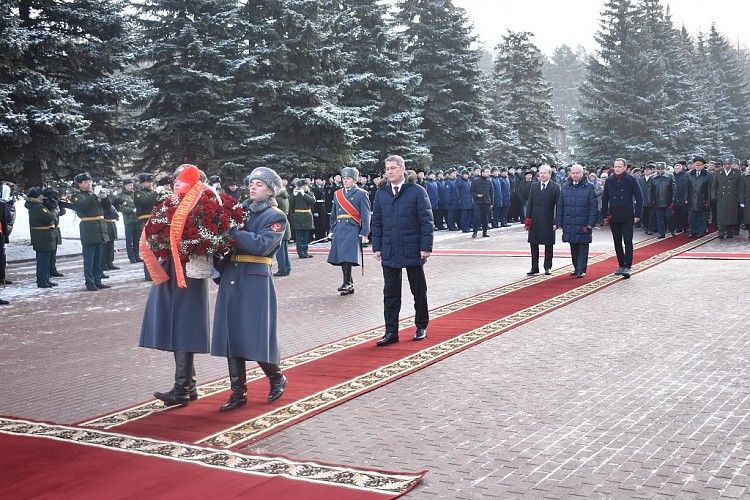 Глава Администрации Ленинского района г. Уфы Олег Котов принял участие в церемонии возложения цветов к Вечному огню