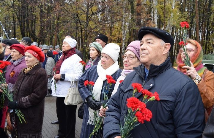 Фоторепортаж с открытия памятника труженикам тыла