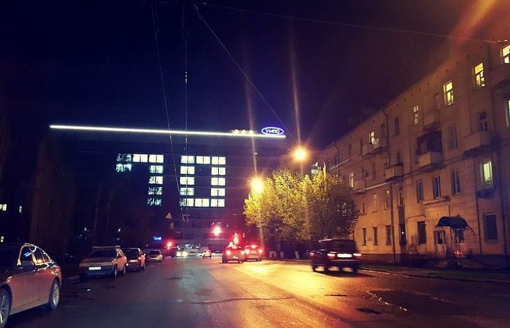 На здании УМПО зажглась цифра 70