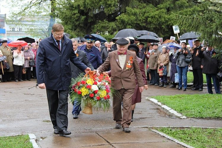 Фоторепортаж с торжественного митинга у памятника Николаю Гастелло 