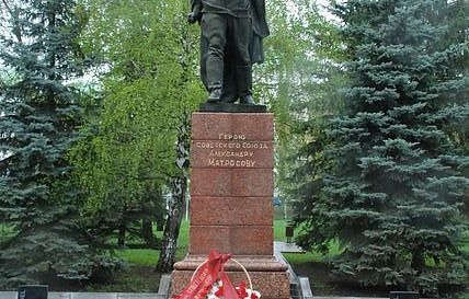 К памятнику Герою Советского Союза Александру Матросову возложили цветы