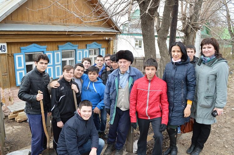 В поселке Тимашево тимуровцы помогают ветеранам Великой Отечественной войны