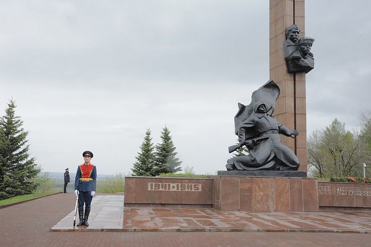 В уфимском парке Победы состоялась торжественная церемония возложения цветов