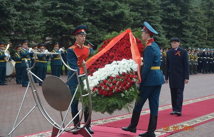 Фоторепортаж с возложения цветов к Вечному огню в парке Победы в честь 9 мая