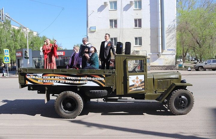 В Ленинском районе поздравили ветеранов с легендарной полуторки