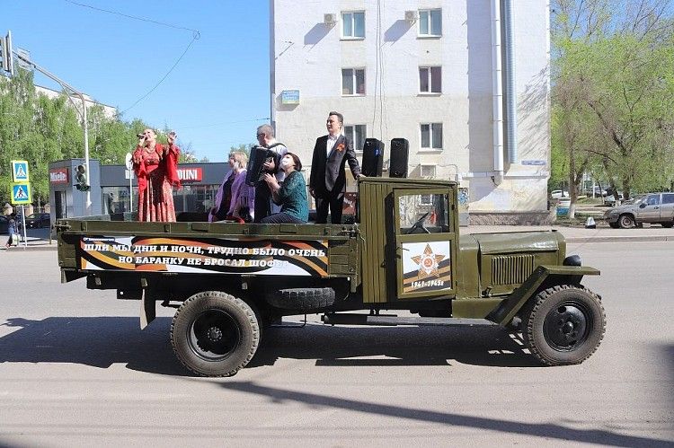 В Ленинском районе поздравили ветеранов с легендарной полуторки