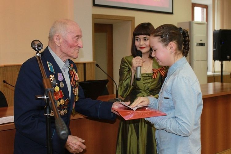 В Октябрьском районе состоялось торжественное вручение паспортов школьникам