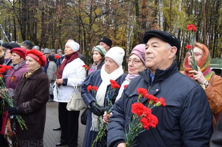 Фоторепортаж с открытия памятника труженикам тыла