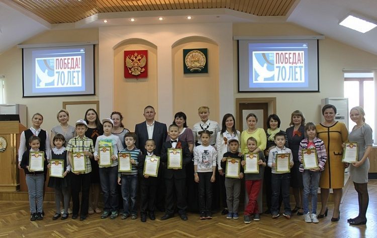 В Администрации Октябрьского района провели конкурс творческих работ, посвященных 70-летию Великой Победы, среди детей сотрудников