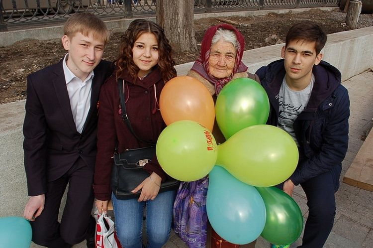 Фоторепортаж с акции "Георгиевская ленточка" в Орджоникидзевском районе