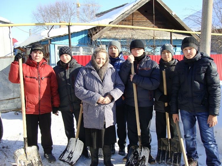        Юные волонтеры оказали помощь ветерану 