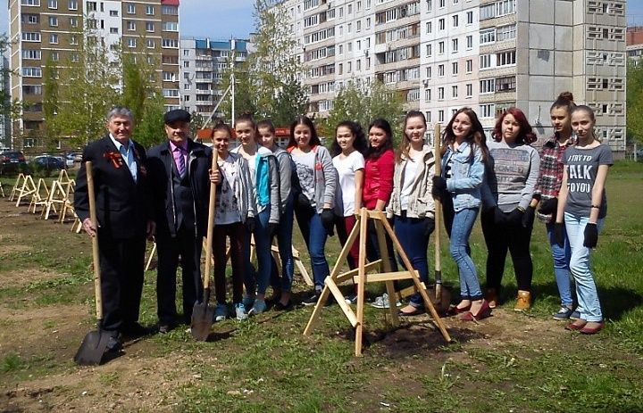 Школьники Октябрьского района провели акцию «70 саженцев – к 70-летию Великой Победы!»