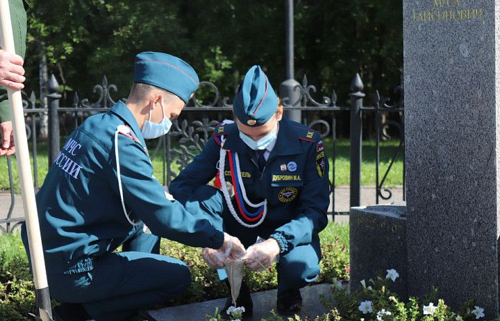 В Орджоникидзевском районе прошла военно-патриотическая акция «Горсть памяти»