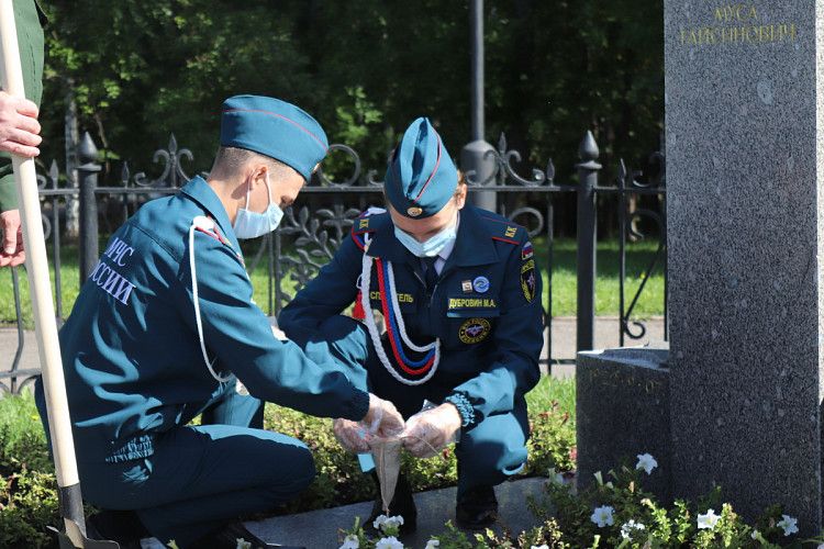 В Орджоникидзевском районе прошла военно-патриотическая акция «Горсть памяти»