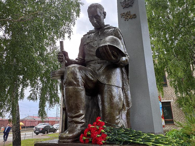 В Уфе установили памятник Советскому солдату-железнодорожнику