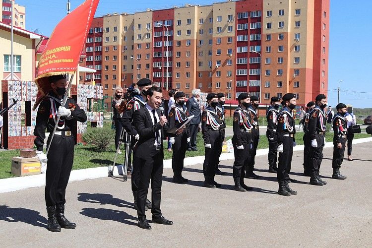 Равнение на Героев: в одном из дворов Демского района прошел военный парад для двух ветеранов Великой Отечественной войны