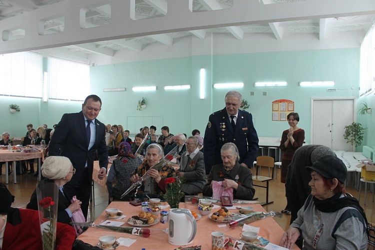 К ветеранам со словами благодарности