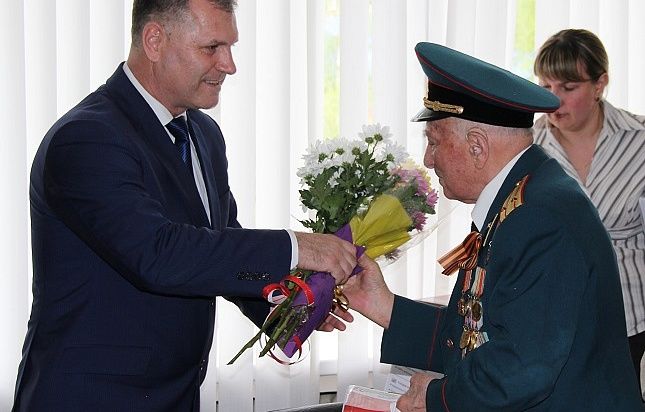Глава Администрации Калининского района поздравил с праздником ветеранов Великой Отечественной войны 