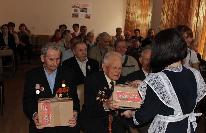 Детсадовцы передали посылки ветеранам и оформили стенд 