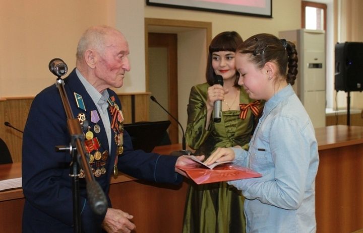 В Октябрьском районе состоялось торжественное вручение паспортов школьникам