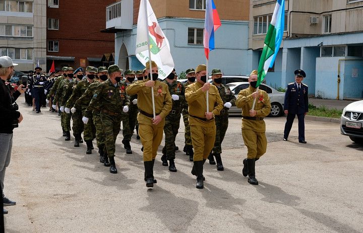 В Кировском районе прошел парад для ветерана Хасана Рахимовича Хуснуризалова