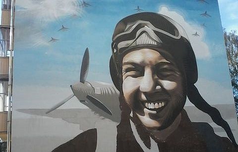 На фасаде дома по улице Худайбердина появился портрет Мусы Гареева