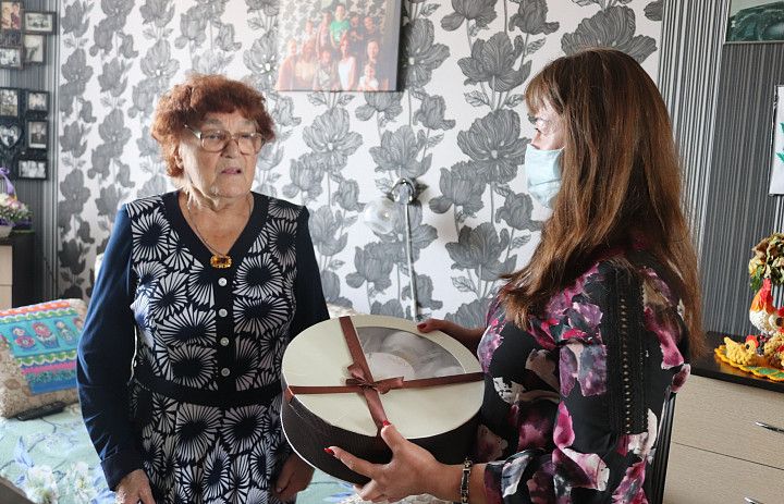 Жительницу Демского района поздравили с 90-летием