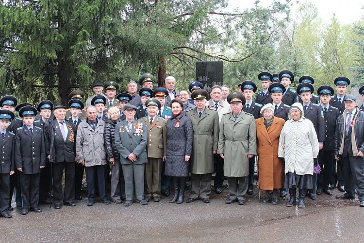 Возложили цветы к обелиску героям Великой Отечественной войны