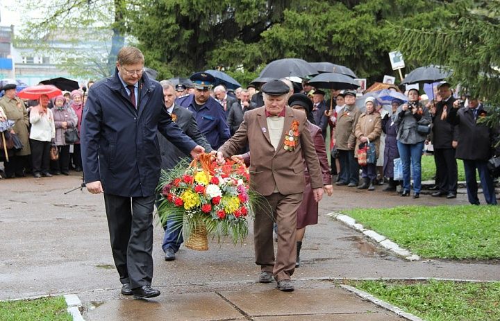 Фоторепортаж с торжественного митинга у памятника Николаю Гастелло 