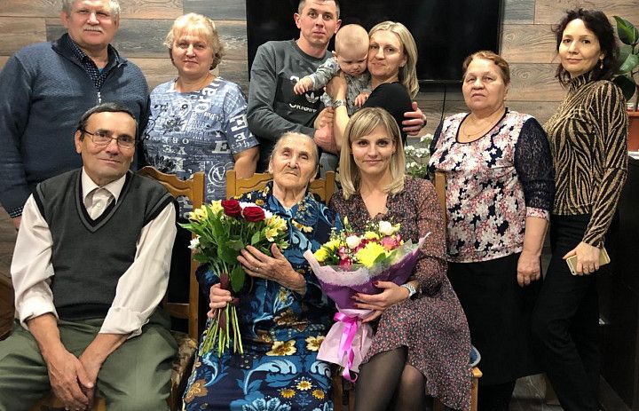 Жительницу Демского района поздравили с 95-летием