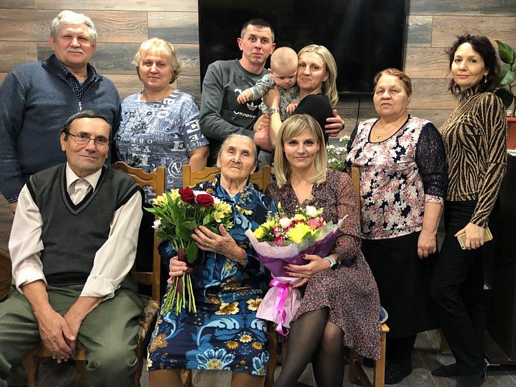 Жительницу Демского района поздравили с 95-летием