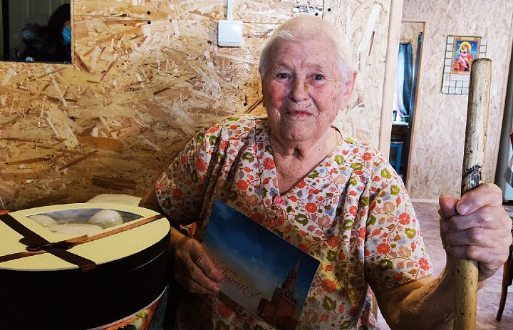 Труженицу тыла, жительницу Демского района, поздравили с 90-летием