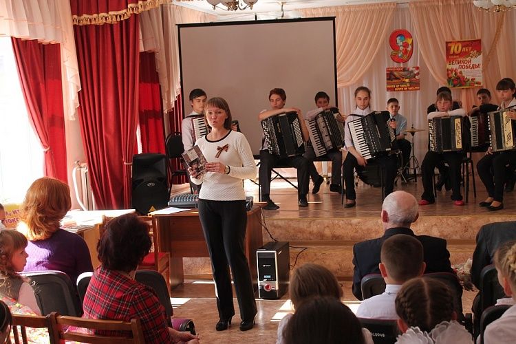 Юные музыканты-калининцы поздравили ветеранов 