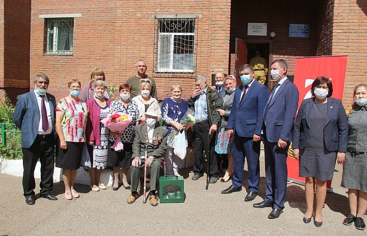 В Калининском районе поздравили ветерана 