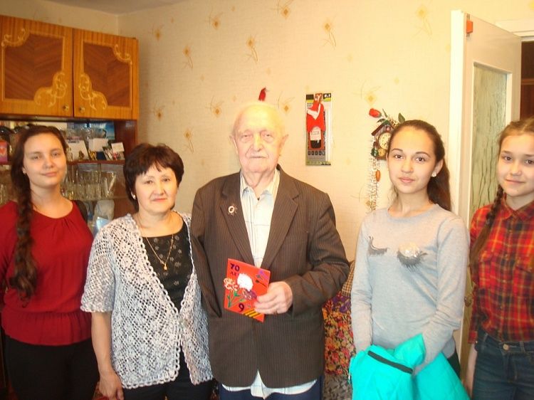 Волонтеры Октябрьского района поздравили ветеранов на дому