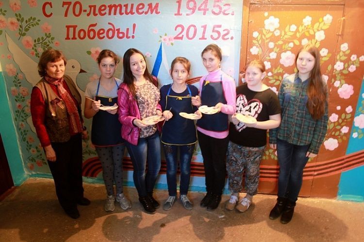 Юные октябрьцы украсили подъезд ветерана войны красивыми рисунками