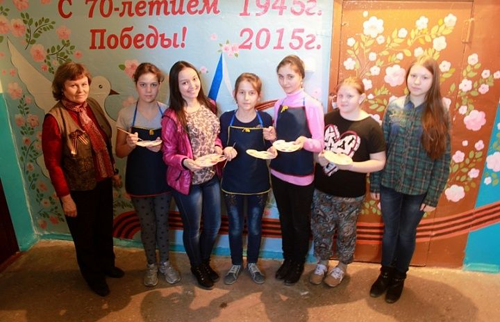 Юные октябрьцы украсили подъезд ветерана войны красивыми рисунками