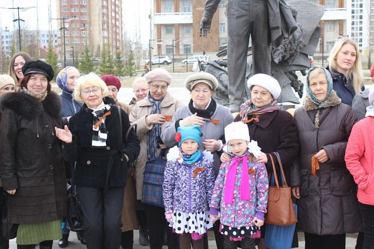 В сквере им. М. Карима состоялась акция "Георгиевская ленточка"