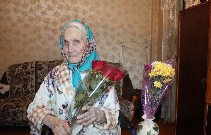 В Демском районе труженицу тыла поздравили с 95-летием